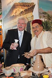 Wirtschaftsminister Martin Zeil am tunesischen Stand auf der f.re.e 2010 (Foto: Martin Schmitz)